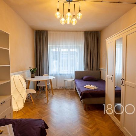 1800 By Vince Stay - Private Rooms In Town Hall Square Tartu Eksteriør bilde