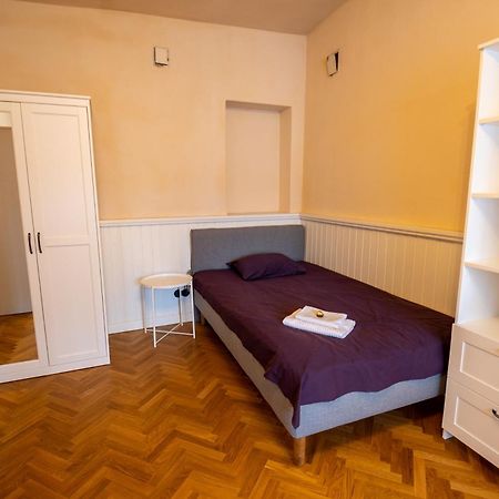 1800 By Vince Stay - Private Rooms In Town Hall Square Tartu Eksteriør bilde