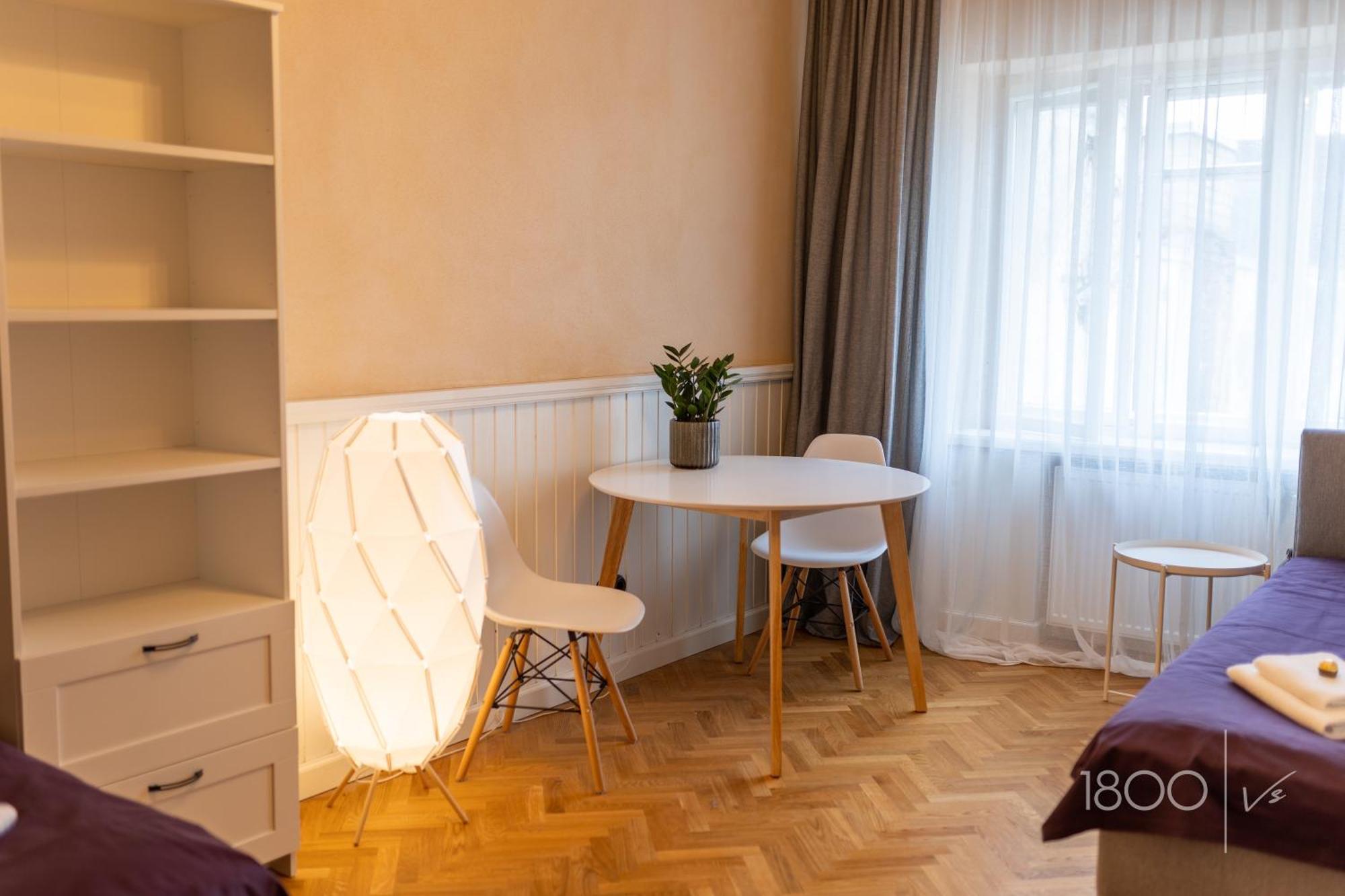 1800 By Vince Stay - Private Rooms In Town Hall Square Tartu Eksteriør bilde