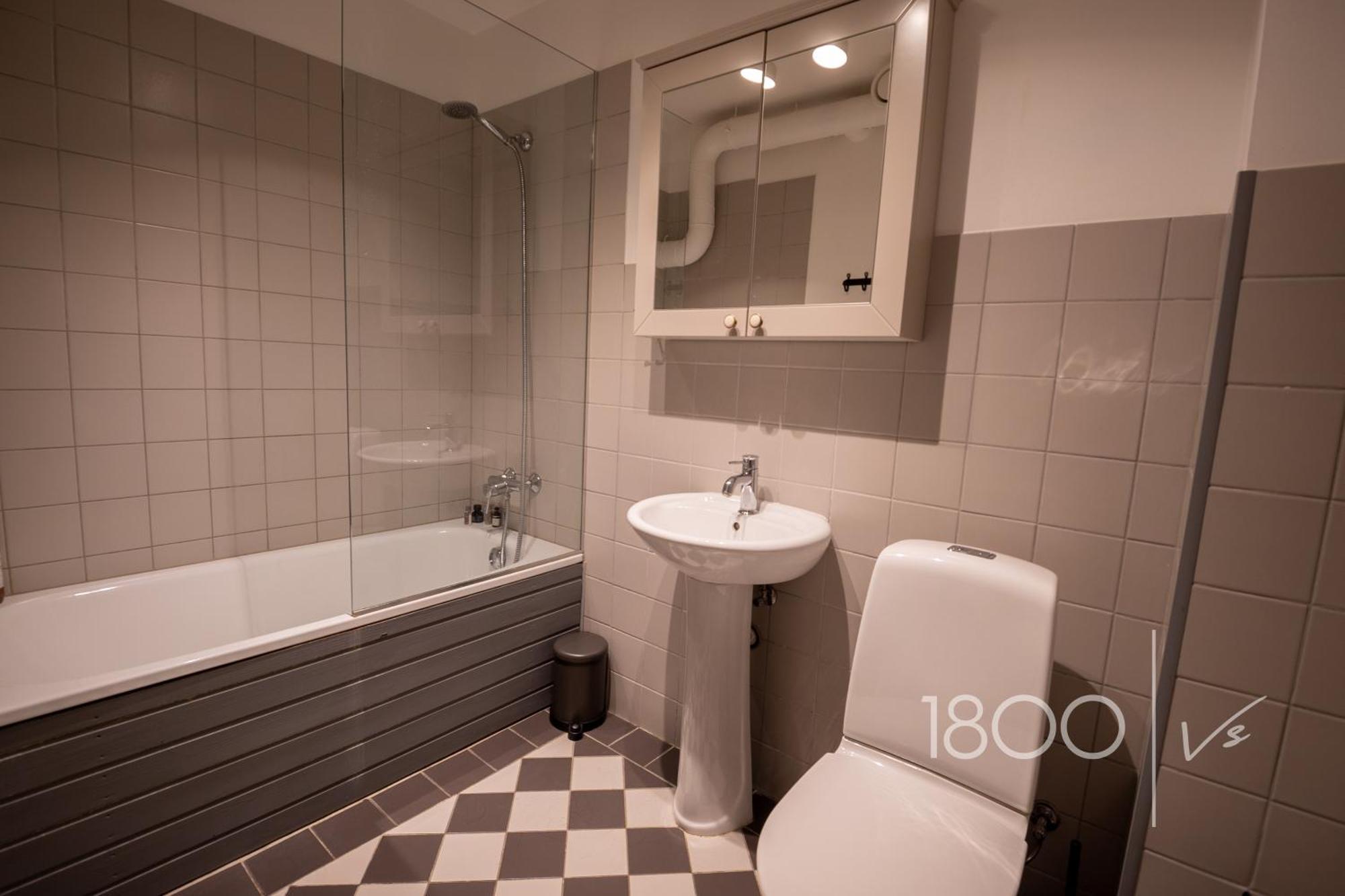 1800 By Vince Stay - Private Rooms In Town Hall Square Tartu Eksteriør bilde